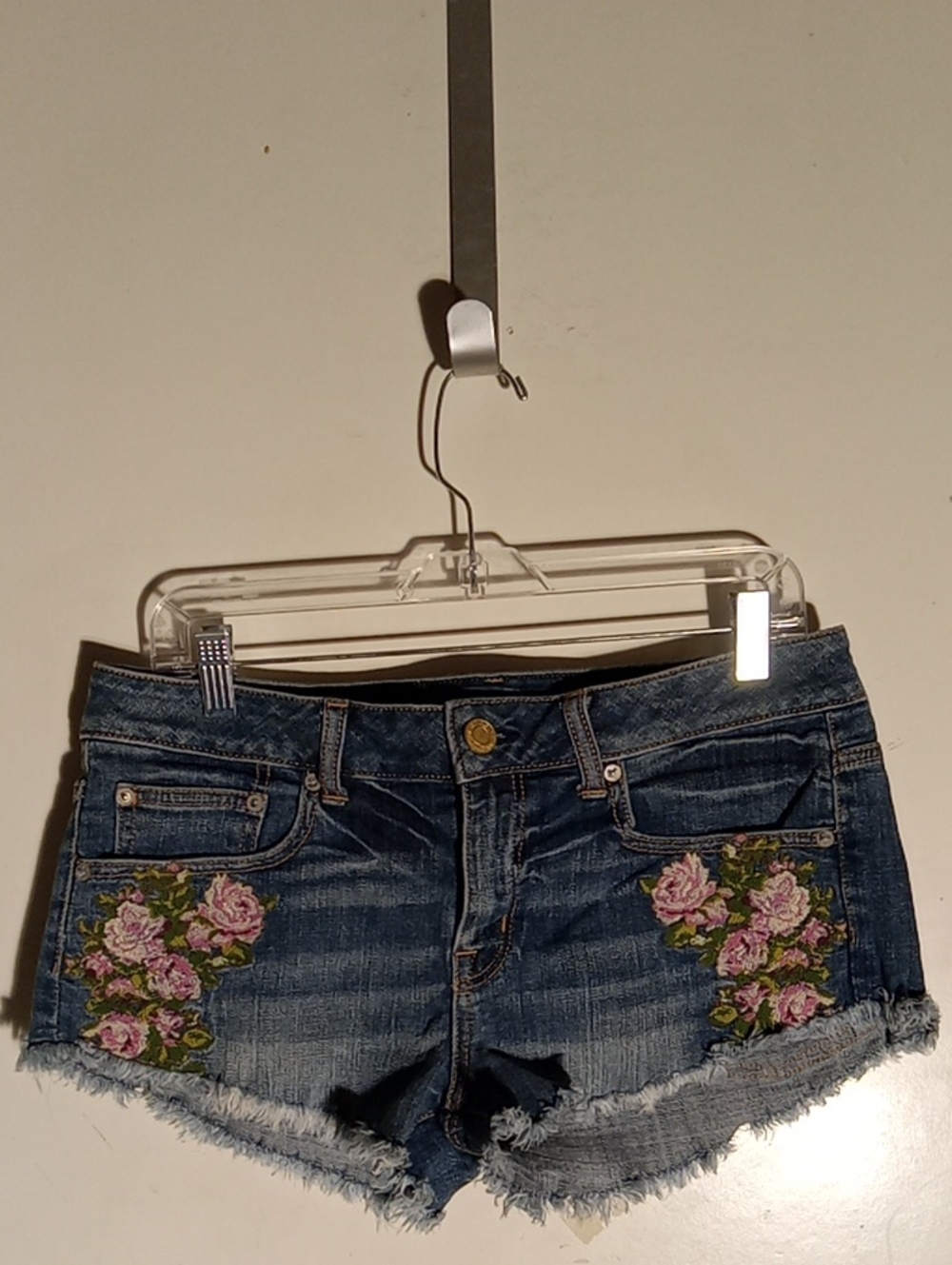 Women's American Eagle Outfitters Shorts With Flowers Next To The Pockets Stretc